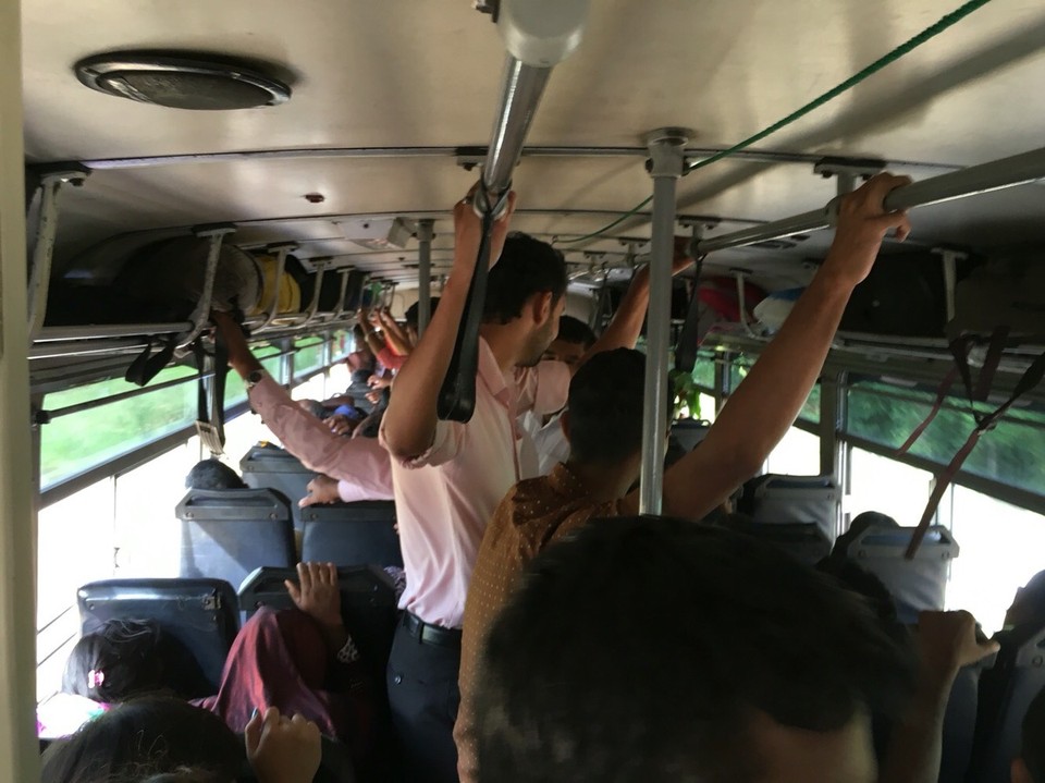 Sri Lanka -  - Was ein Glück, ein halb voller Bus. Ich kann einen Schritt nach vorn und hinten machen. YaY. Die Fahrt ins Tal ist echt grenzwertig. Der volle Bus rast die Straße runter als wäre T-Rex hinter uns her. Durch die offene Tür an der ich stehe schaue ich in den Abgrund der 300 Meter tiefen Schlucht runter, von der mich nur 30cm Straße und eine 20cm hohe Holzplanke trennen. Die Plastiktüten der beiden Chinesinnen, die um ihr Leben ringen, füllen sich nach und nach mit jeder weiteren Kurve. Der Selfiestick bleibt vorerst in der Tasche. Auch ich muss schauen wo ich mich festhalte, so langsam entwickelt sich die Fahrt zu einem kleinen Ganzkörper-Workout.
Nach 6h Fahrt erreiche ich Unawatuna bei Galle.