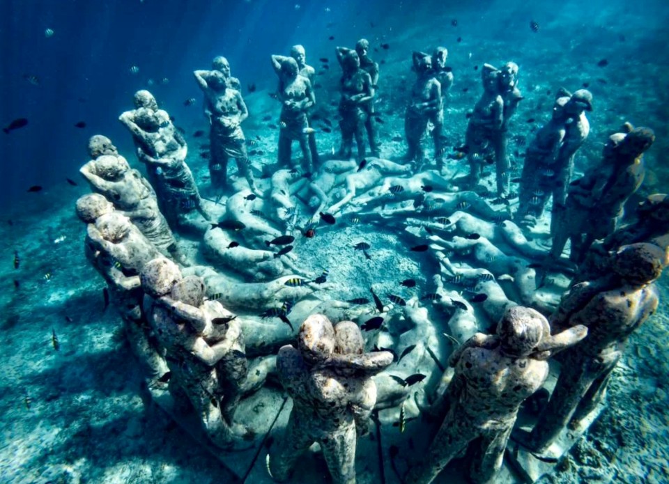 Indonesien - Kabupaten Lombok Utara - Vor Gili Meno liegt ein ganz besondere Schnorchelplatz.
Etwa 50 Meter vom Strand der Westküste entfernt befinden sich die Unterwasser-Statuen. In einer Tiefe von vier Metern liegen hier mehrere Statuen, die kreisförmig angeordnet sind und auf denen sich nach und nach mehr Korallen ansammeln. 