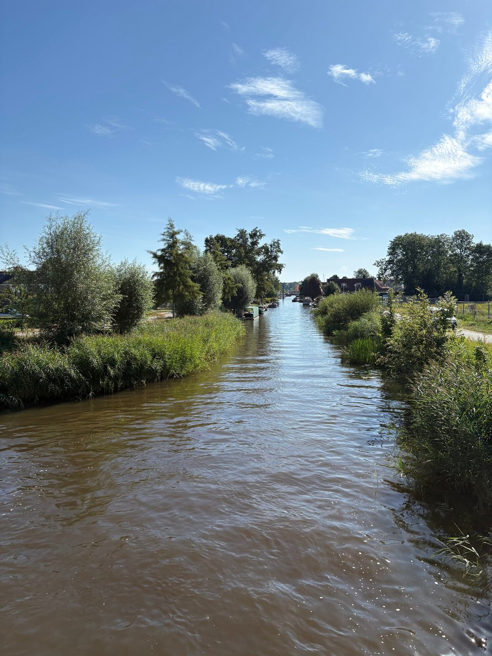 Niederlande - Giethoorn - Rechts Grundstücke bis ans Wasser mit eigenen Anlegestegen und links nur Natur