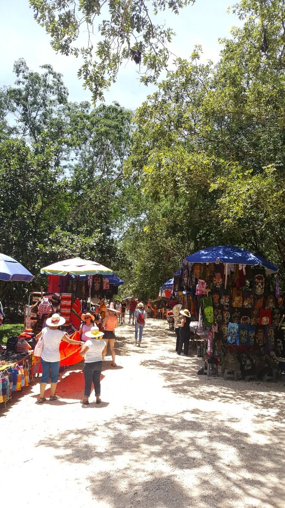 Mexiko - Valladolid - Egal, was man für schöne Souvenirs in Chichèn Itza entdeckt oder wie sehr die Einzigartigkeit der Gegenstände angepriesen wird, es gibt sie immer und immer wieder in hunderten anderen Städten für weitaus weniger Geld😉
