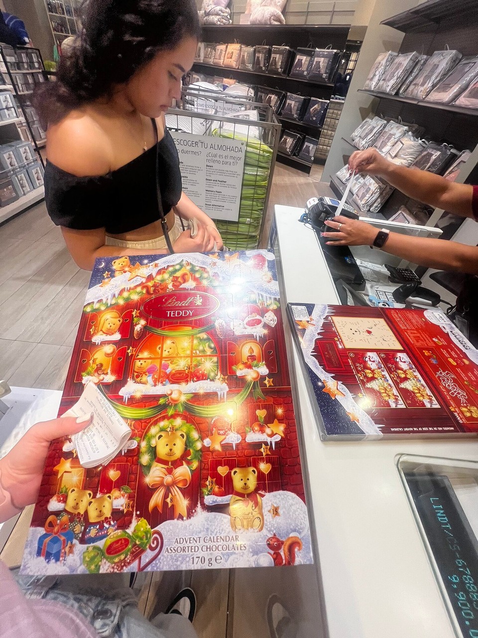 Costa Rica - San José - Am Sunntig sind d‘Sonia, d‘Mari und ich id Mall. Au im Usland bruch ich natürlich min Adventskalender und d‘Mari het sich de glich au kauft