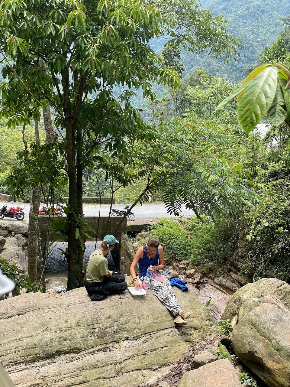 Vietnam - Quan Ba - Thac nuoc thai an Waterfall wählen wir als unser Mittagessensplätzchen 😃
