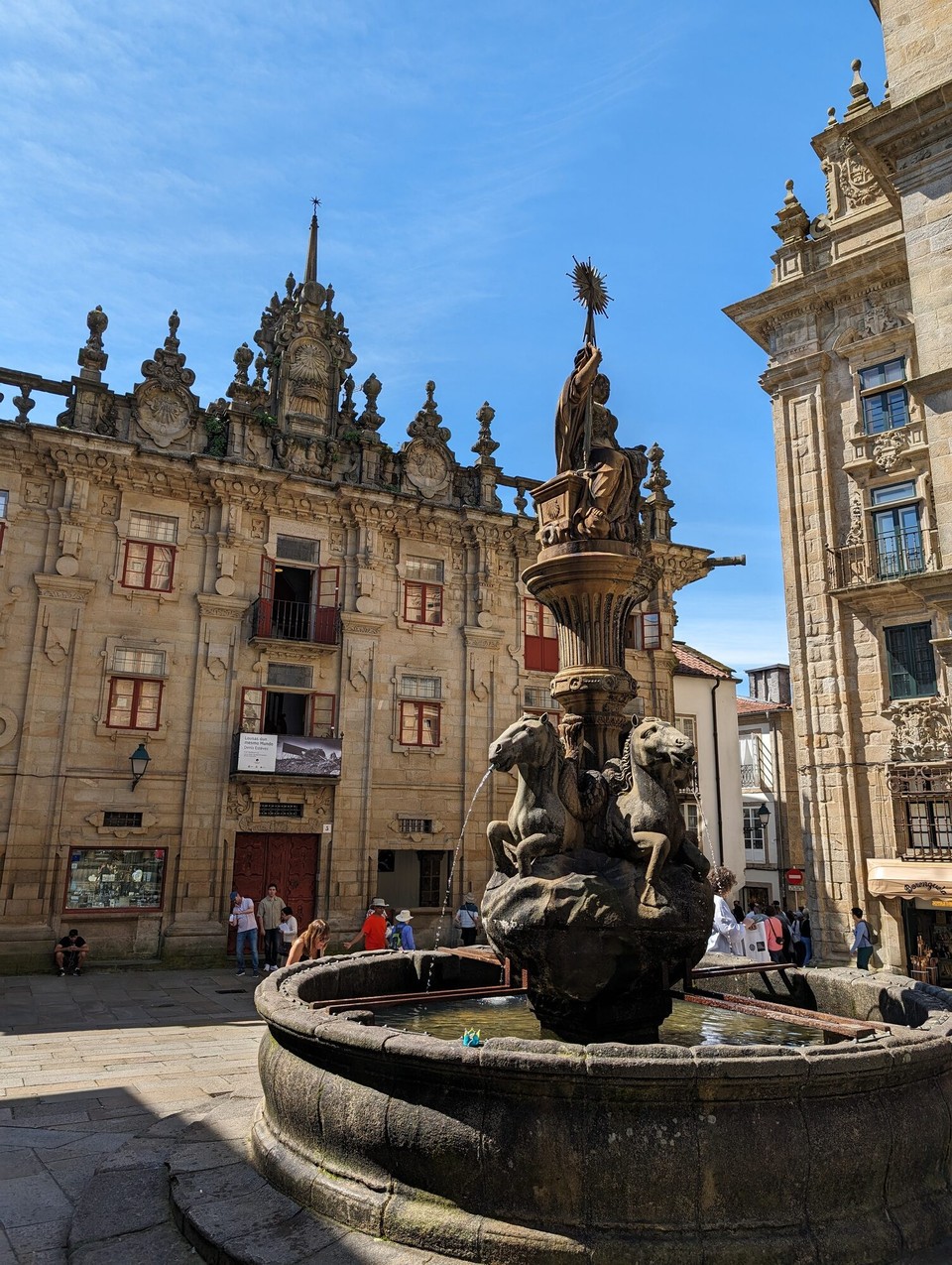 Spanien - Santiago de Compostela - Auf dem Plaza de Las Platerías steht der Pferdebrunnen.