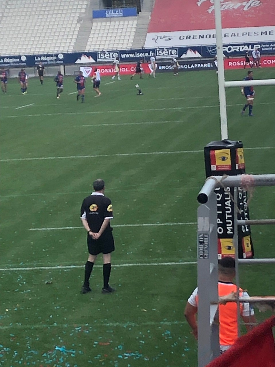 Frankreich - Grenoble - Ein kleiner Rollschuh bringt immer die Stütze für den Ball zum schießen