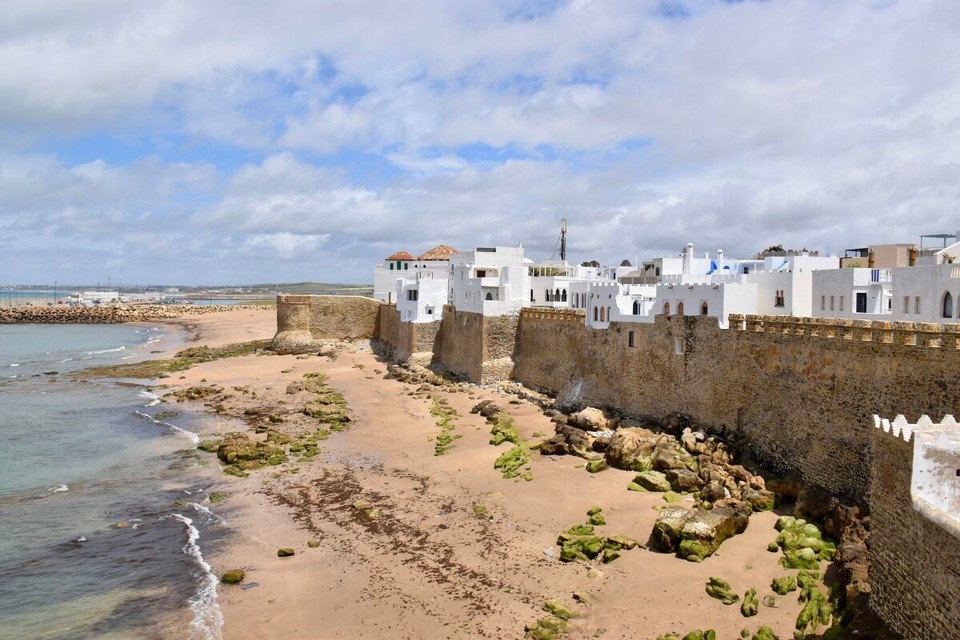 Marokko - Tangier - Heute früh ging es weiter Richtung Norden. Zwischenstopp in Asilah, die Künstlerstadt am Nordatlantik.
Mit ihren blau-weißen Häusern, von Künstlern bunt bemalten Wänden und vielen Pflanzen verströmt die malerische Medina von Asilah ein andalusisch-marokkanisches Flair.