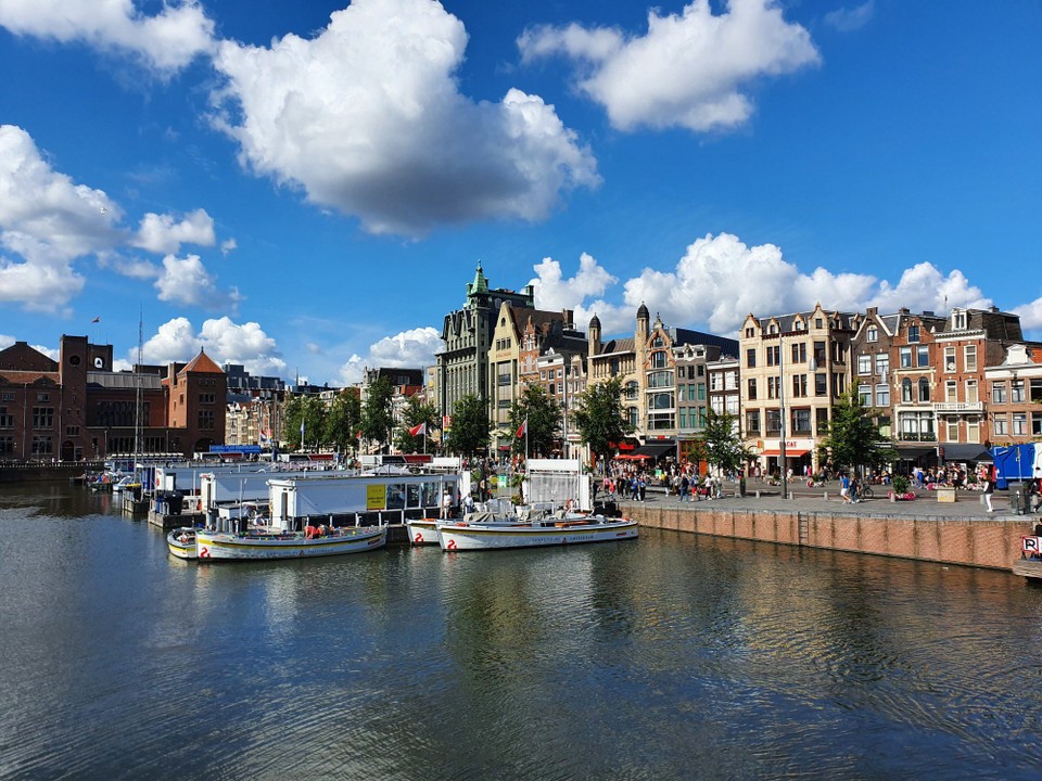 Niederlande - Amsterdam - Bunte Häuser an den Grachten.