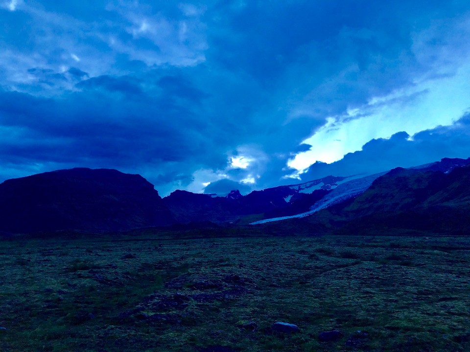 Island - Sveitarfélagið Hornafjörður - Schöne Abendstimmung und es wird hier erstaunlich dunkel. Viel dunkler als in den Westfjorden... Und da oben kommt auch wieder eine Gletscherzunge den Berg hinab.