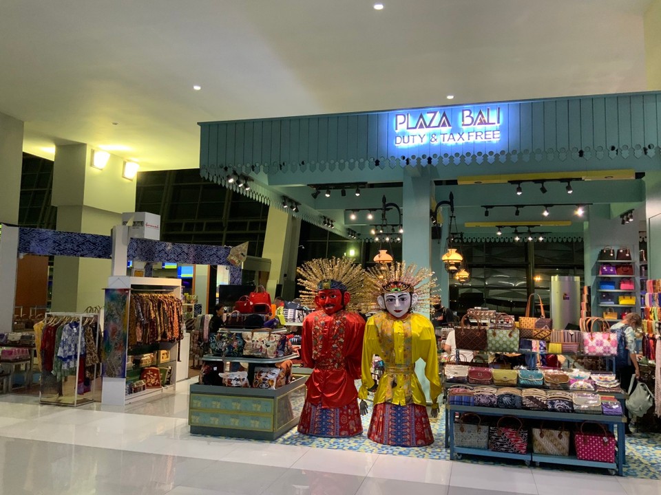 Indonesien - Tangerang - Auf schöne Bilder müsst ihr noch etwas warten, hier ist es schon 20:00 Uhr. Unser nächster Flug geht in einer Stunde. Dann nochmals 7 Stunden und wir sind endlich in Sydney. Also bis morgen, Gute Nacht aus Indonesien.