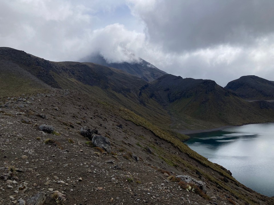 Neuseeland - Tongariro National Park - Mount Ngāuruhoe versteckt sich noch in einer Wolke