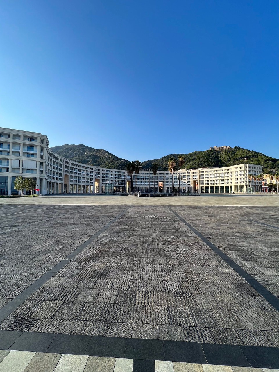 Italien - Salerno - Das wollten wir auch noch sehen. Die Piazza della Libertà. Entworfen von Ricardo Bofill