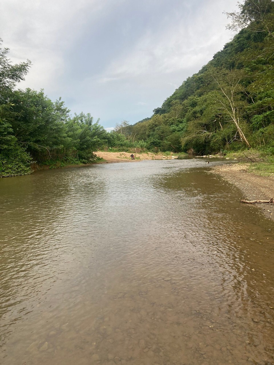Laos - Ngoi - Beim ums Dorf laufen, geht es durch einen angenehm warmen Fluss 😅
