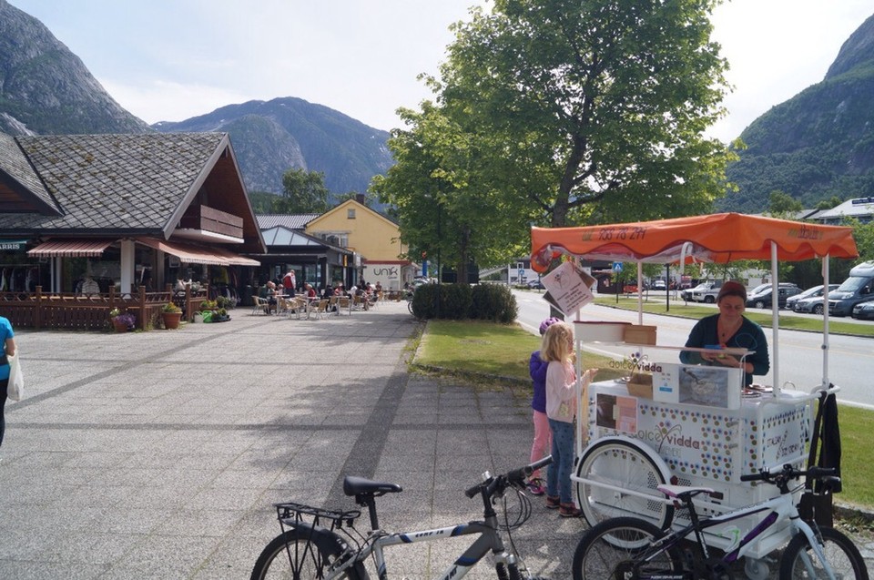 Norwegen - Eidfjord - Kleine Shopping Meile .