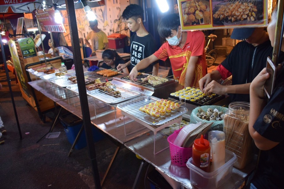 Malaysia - Malakka - Was die hier alles kochen und braten, Wachteleierspiess 