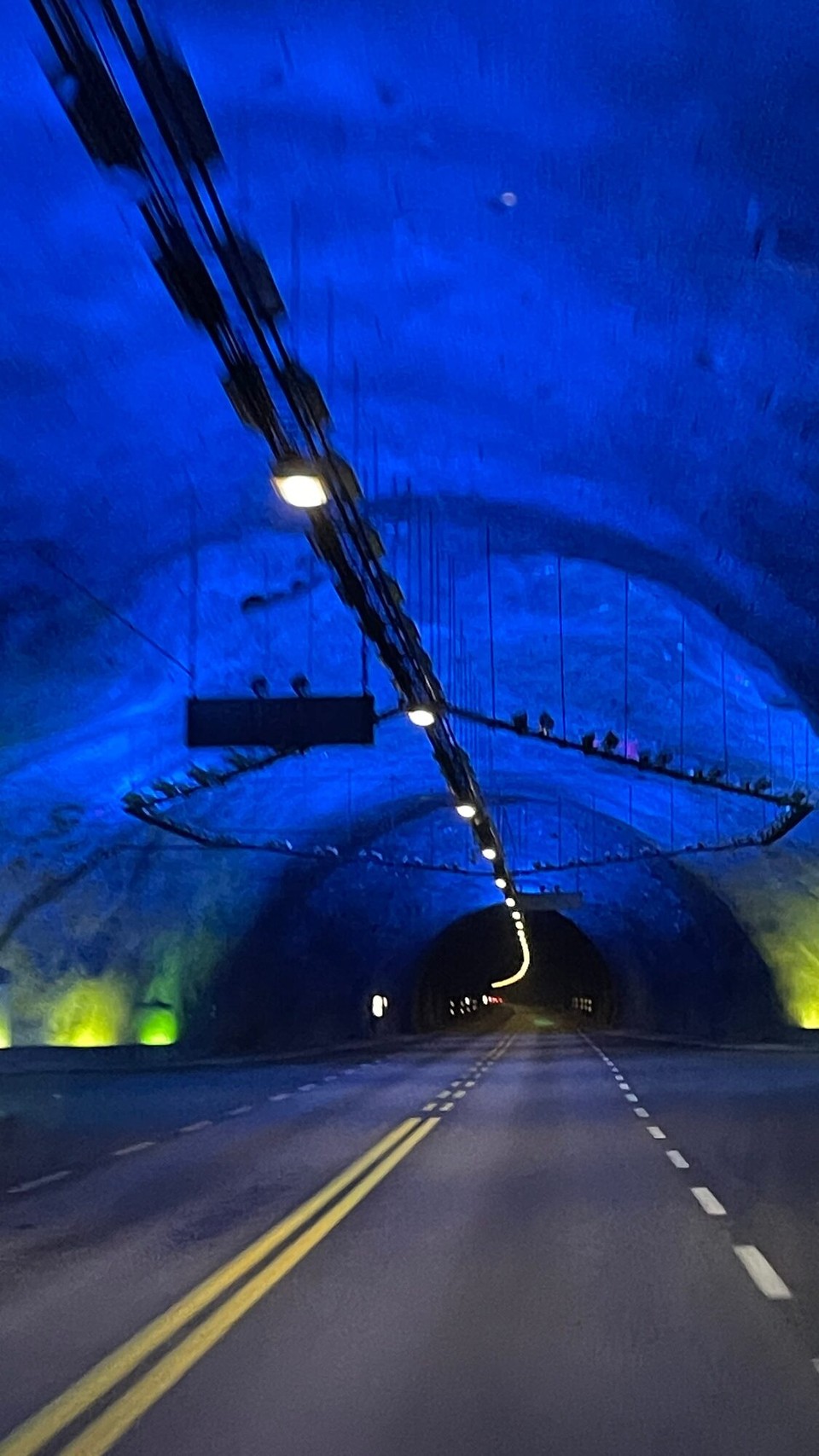 Norwegen - Gjerde - Im Tunnel