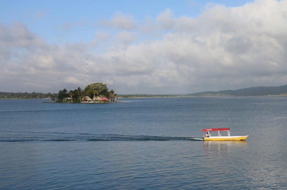 Guatemala - Flores - Ausblick vom Hotel auf den See