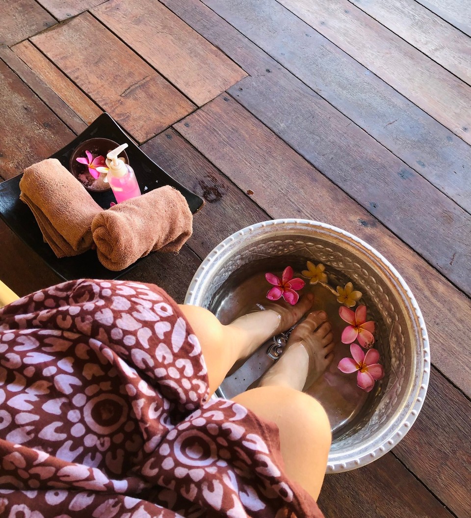 Indonesien - Kabupaten Lombok Utara - Massage im H2o - vorher werden immer Füße gewaschen 🌸