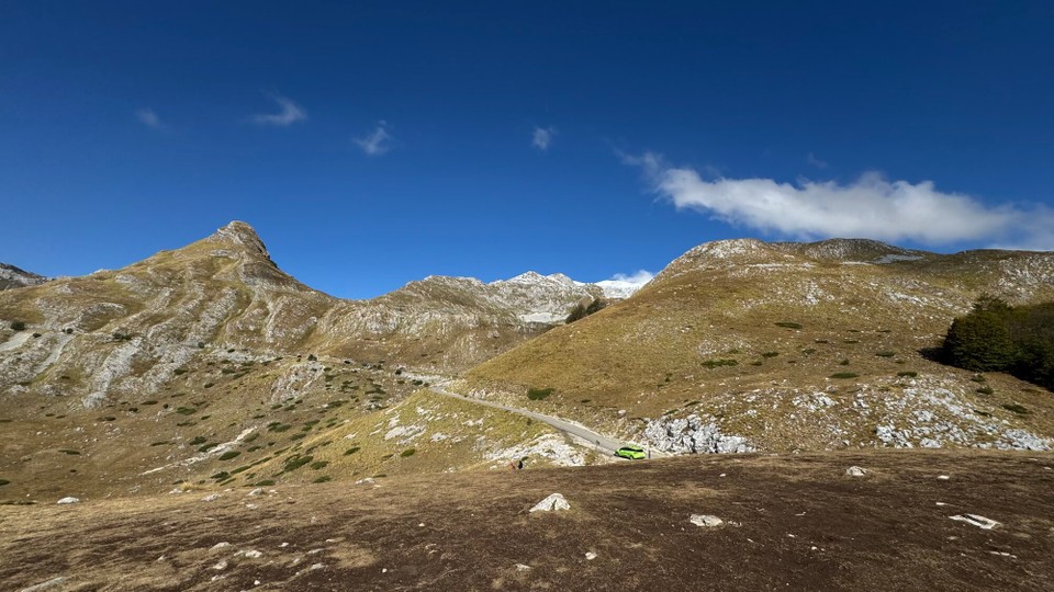 Montenegro - Plužine - Die Panoramastraße P14 ist größtenteils asphaltiert, aber sehr schmal, steil und kurvenreich mit vielen Serpentinen. Wohnmobile haben bei Gegenverkehr große Probleme, kleine Autos oder Motorräder sind ideal. Es gibt keine Leitplanken und manchmal geht es neben der Straße steil herunter.