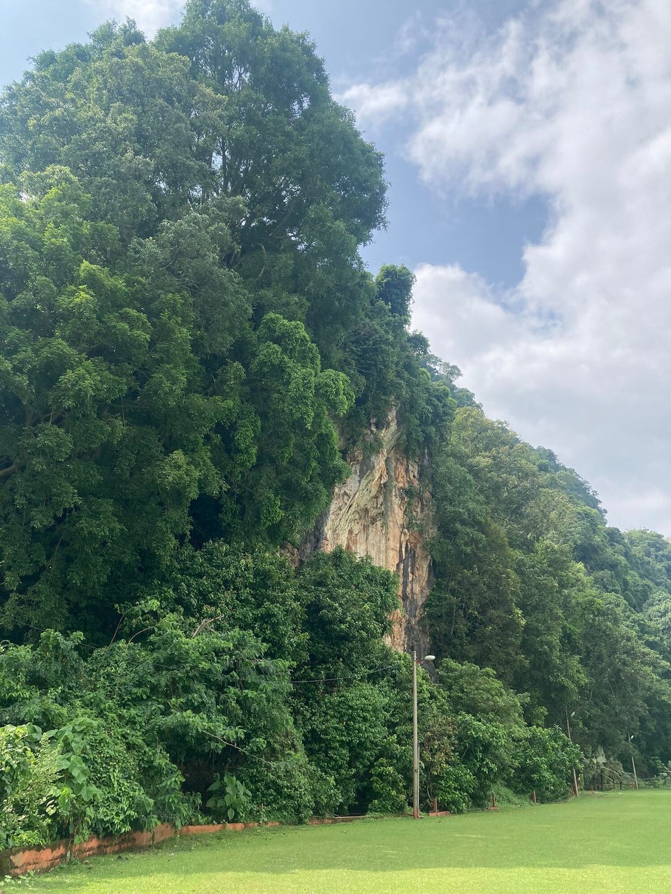 Malaysia - Ipoh - Ziemlich unscheinbar - Gua Tembun