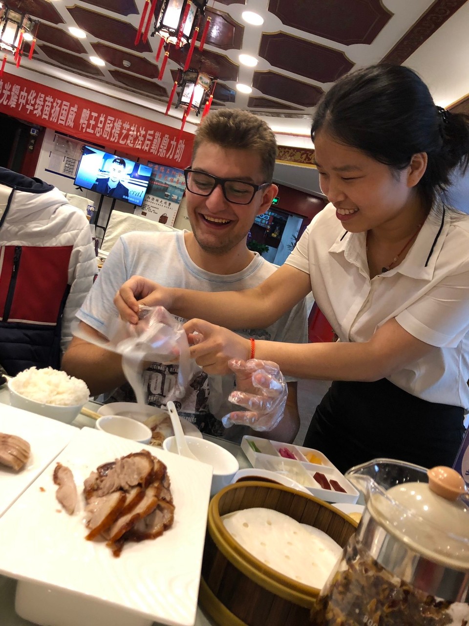 China - Beijing - Benji und seine Stäbchenkünste