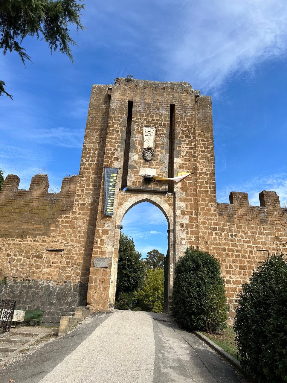 Italien - Orvieto - Alte Stadtmauern - siehe dazu die folgenden Fotos🥰😎Heute ein Garten für die Öffentlichkeit