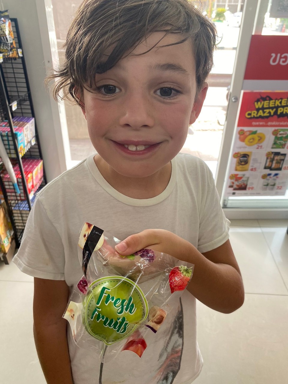 Thailand - Hua Hin - Piet ist happy über einen sauren, grünen, eiskalten Apfel! 