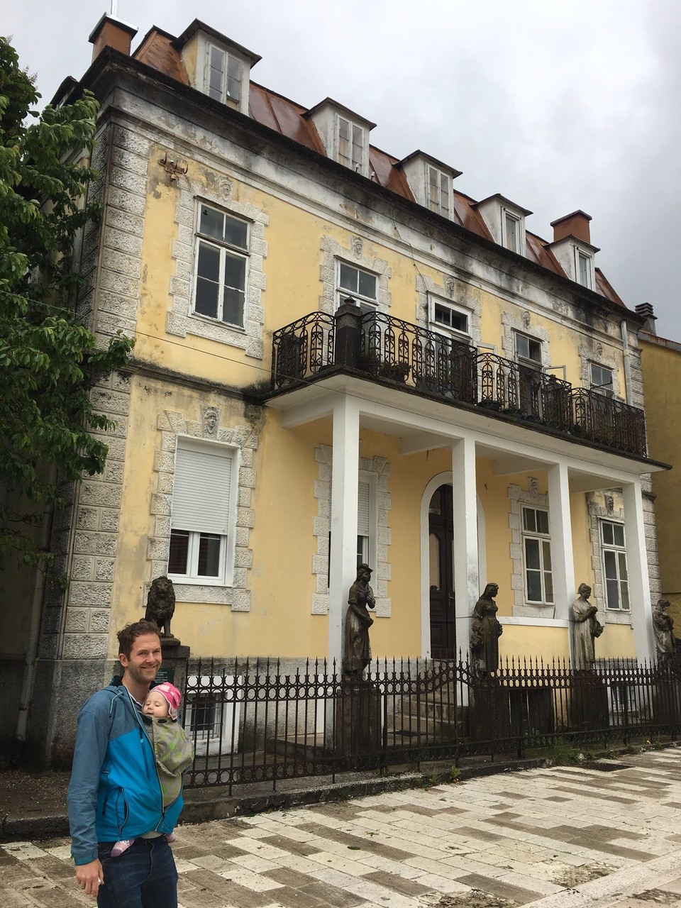 Montenegro - Virpazar - Schöne Statuen vor einem Haus in Cetinje