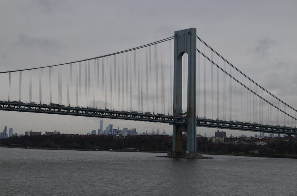 USA - New York City - Verrazzano-Narros Bridge tëschent Dykerheights a Mid Island ; Ausfaart an d'Lower Bay