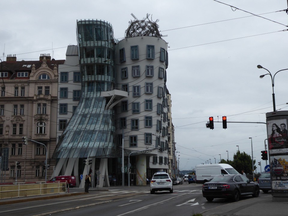 Tschechien - Prag - Als erstes kam ich am tanzenden Haus vorbei. Das war ja noch schön. Danach habe ich aber dummerweise die Moldau-Seite gewechselt und bin ewig lang an einer riesig langen Ausfallstraße am schmalen und holprigen Weg gefahren. Wenn ich das fotografiert hätte, wäret Ihr vor Schreck umgefallen.