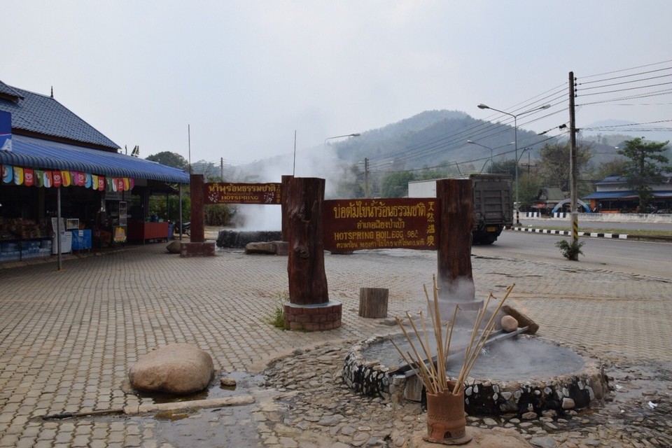 Thailand - Chiang Mai - San Kamphaeng Hot Springs, hier kann man gekochte Eier kaufen, die Quelle hat 98 Grad und es riecht nach Schwefel.