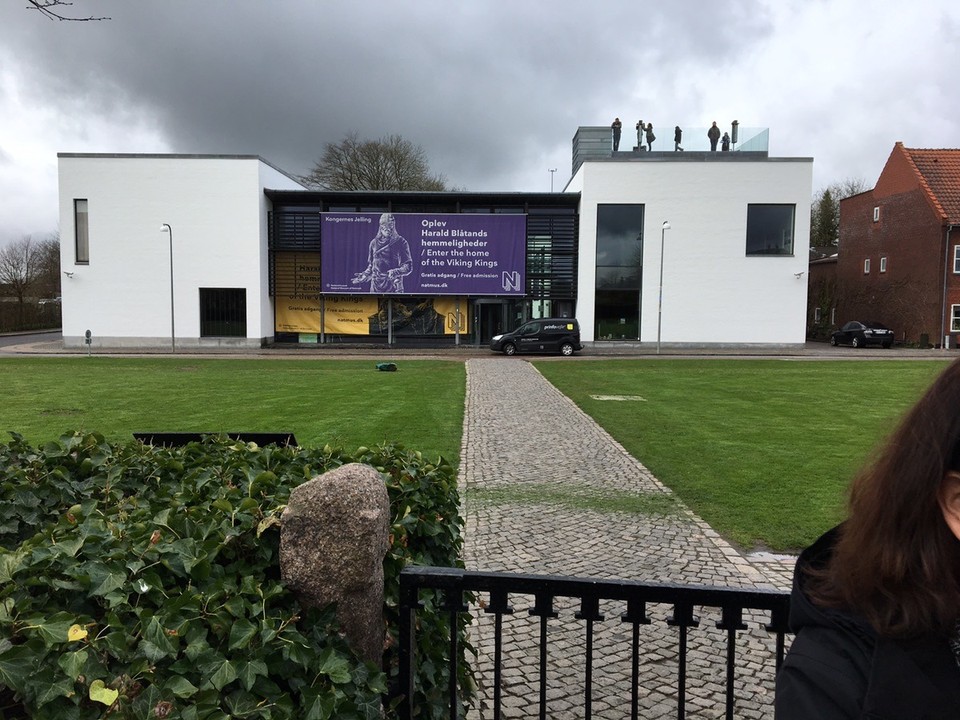  - Dänemark, Jelling - Das Museum und die dazugehörigen Außenanlagen führten uns zurück in die Zeit von König Harald (910 - 987)
