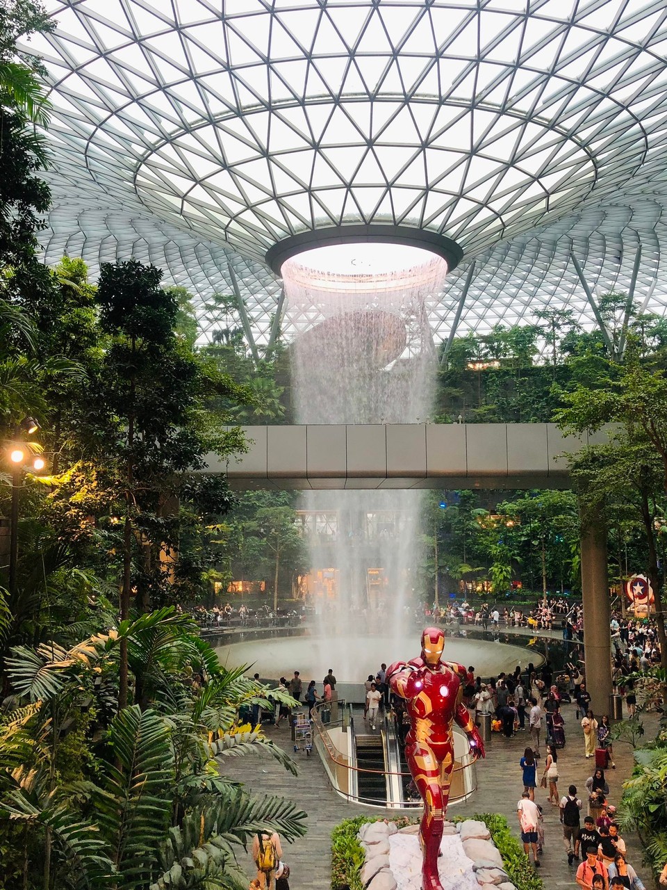 Singapur -  - Wasserfall in der Jewel 