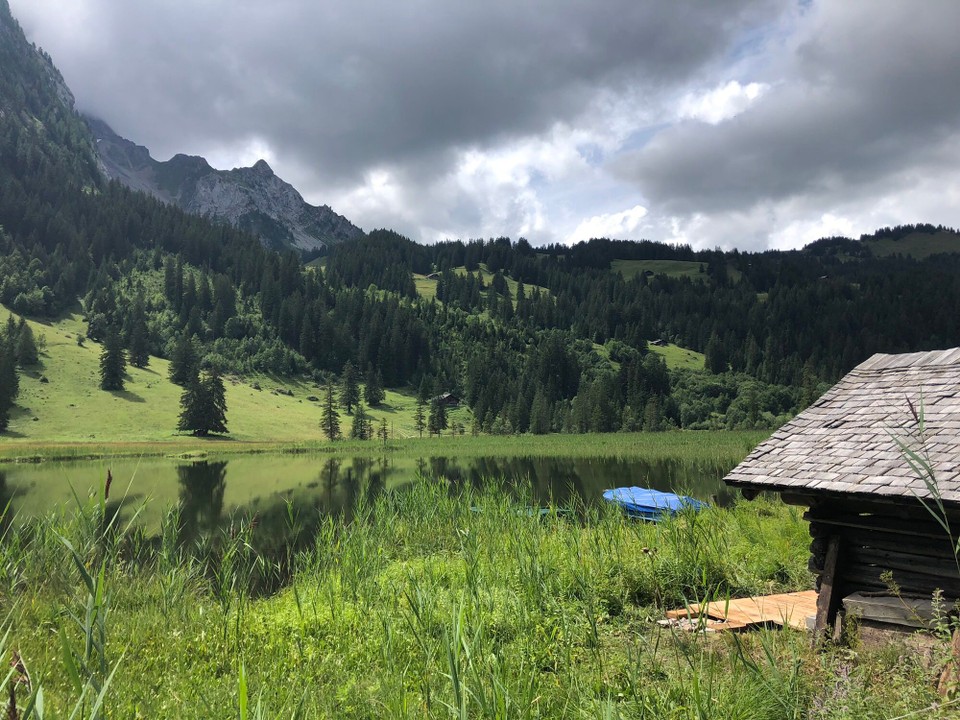 Schweiz - Gstaad - Auf über 1300 m liegt der Lauensee, leider mit Rennrad nicht zu umfahren. 
Aber ein Traum an „Ende der Welt“. Nur durch wenden kommt man weiter! 