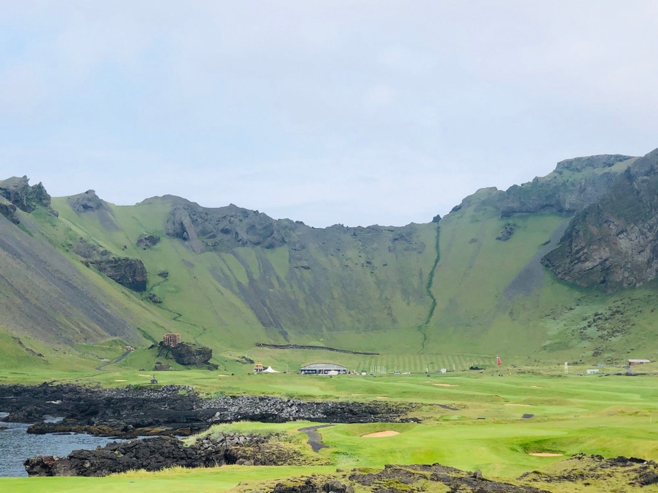 Island - Vestmannaeyjar - Blick zurück zum Campingplatz. Wir sind nicht weit entfernt von diesem, bei unserer ersten Station, dem Elefantenstein. Dieser muss hier in der Nähe vom Golfplatz zu finden sein… mal sehen…