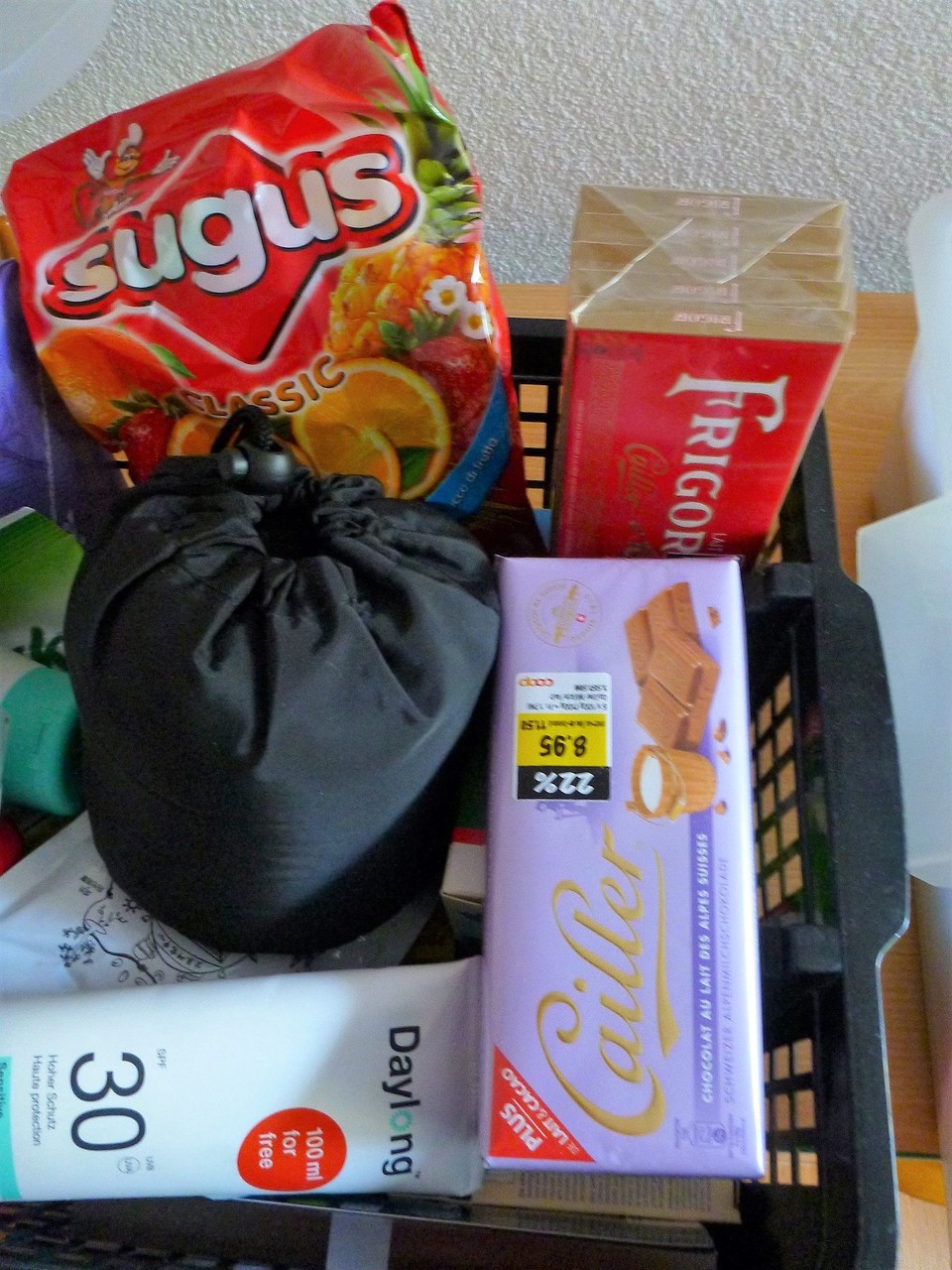Schweiz - Birmenstorf - Schweizer Schoggi und Sugus sind ein Muss auf Auslandreisen. 
Man kann die Süssigkeiten als Dankeschön verschenken, mit einer 5€/5$ Note als Trinkgeld geben.
Sogar als Bestechungsmittel kann man die Schoggi gebrauchen. 
