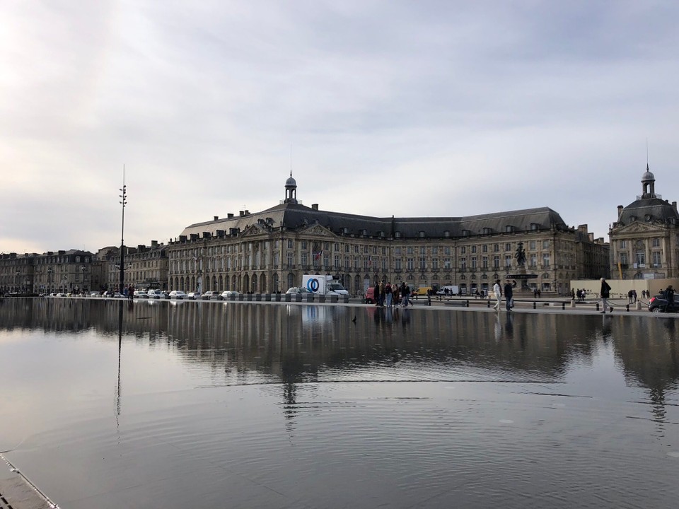Frankreich - Bordeaux - Der für Bordeaux bekannte Wasserspiegel, verändert sich ca. alle 15 Minuten zwischen trocken, nass und Sprühnebel