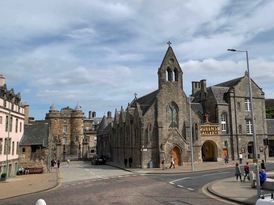 Vereinigtes Königreich - Kinross - Hinge vüregüggsle gseht me di schottischi Residänz vor britische Königin: dr Holyrood Palace; am einte Änd vor Royale Mile*, wo ufe zum Edinburgh Castle fühert.
*: Hüt Canongate u High Street