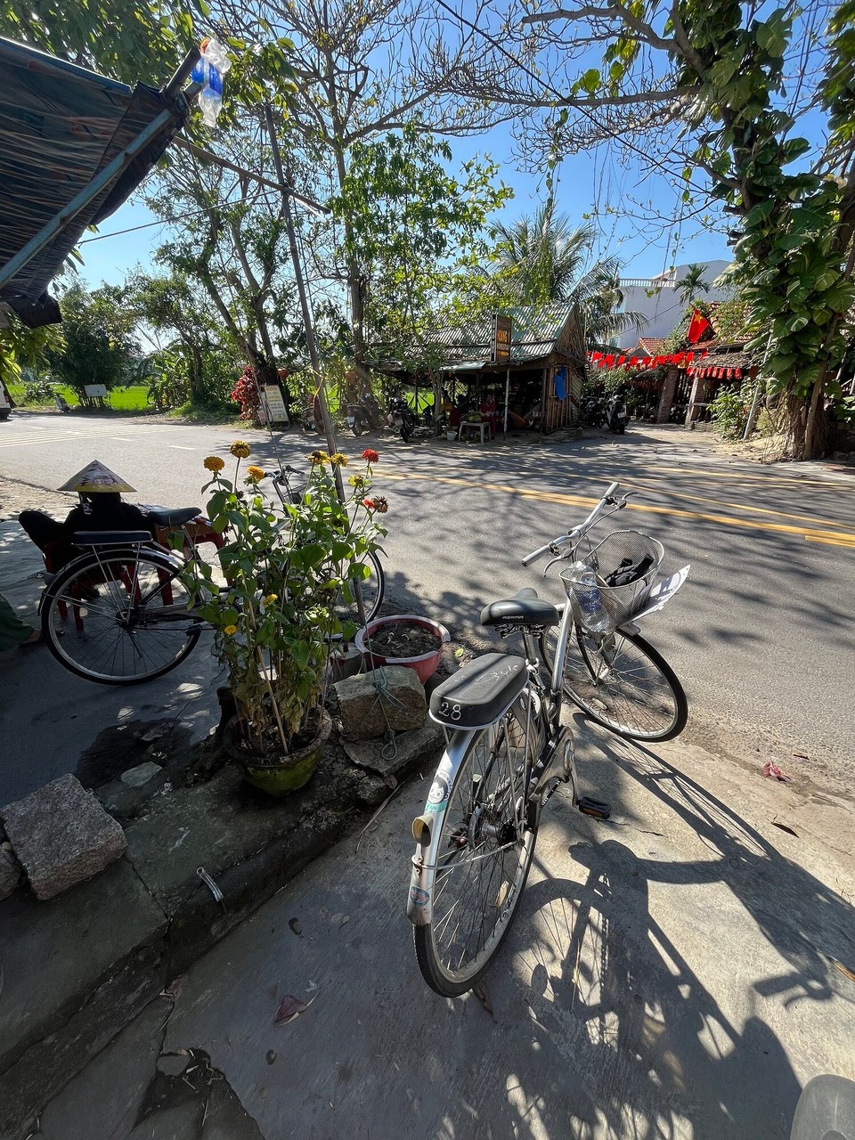 Vietnam - Hoi An - Rented a bicycle from the hostel and cycled to the beach. Trying to get in some exercise once a day now. I had to try 4 bikes before the man gave me one that actually worked - got there in the end 😂. 