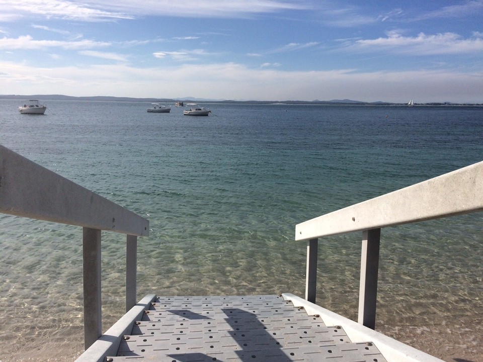 Australien - Anna Bay - Straight into the water. 