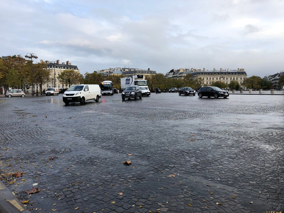 Frankreich - Paris - Franzosen beim Auto fahren...
