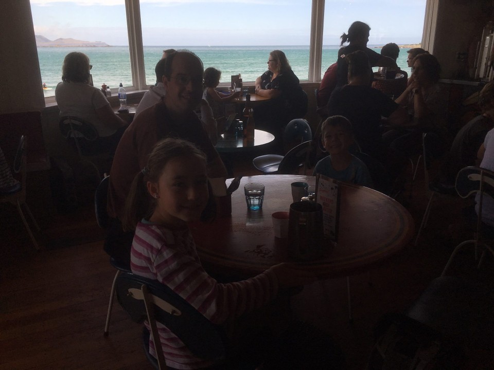 Neuseeland - Te Aro - ..fahren wir an die Lyall Bay. Mittags essen wir im Maranui Café. Die Aussicht und das Essen sind toll.
Allerdings hat es sehr viele Leute — heute ist in Wellington Feiertag (Anniversary Day).