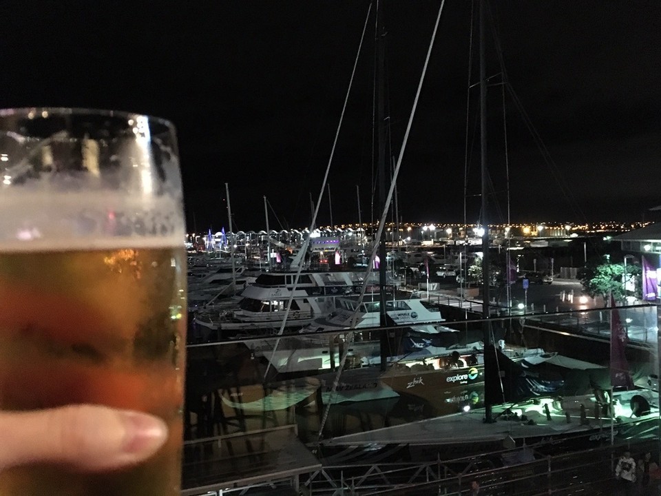 Neuseeland - Auckland - Feierabend Bierchen an der Marina im Dr. Rudi's. Dafür das Zyklon angesagt war hält sich das Wetter ziemlich gut.... frisch ist es aber kein Regen und kein Wind 