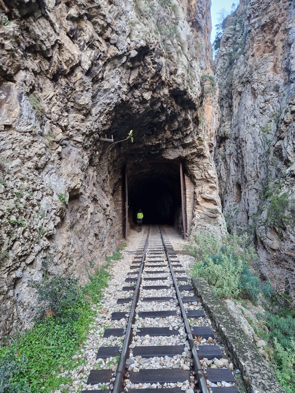 Griechenland - Diakopto - durch Tunnel