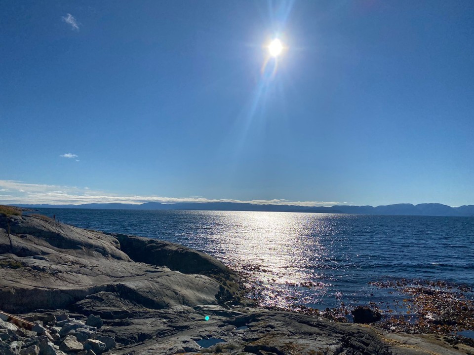 Norwegen - Aure - Der Ort zeigt sich noch einmal von seiner sonnigsten Seite. 