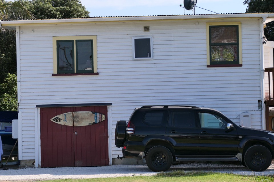 Neuseeland - Waihi Beach - In Waihi Beach gehört das Surfbrett zur Grundausstattung.