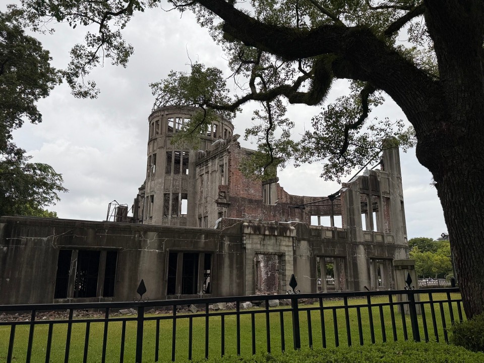 Japan - Hiroshima - Im Friedenspark, das einzige Haus, welches die Explosion überstanden hat 