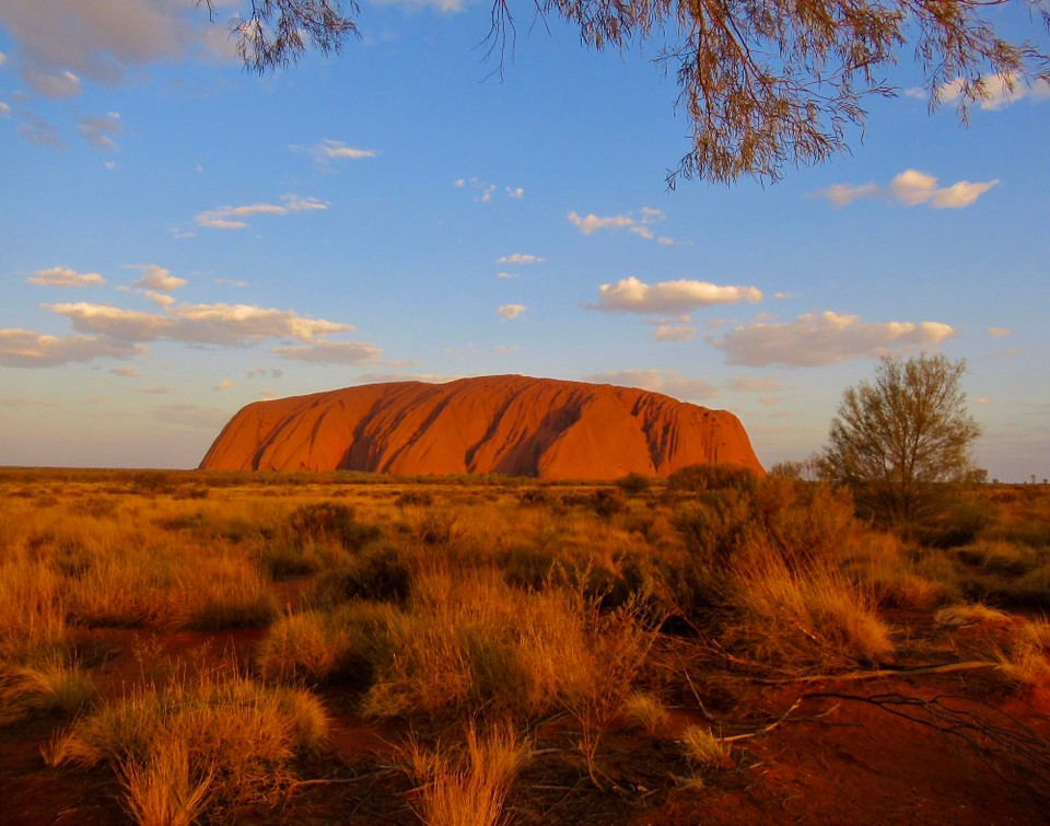 Australien - Mutitjulu - Intensiv orange-rot am Anfang des Sonnenuntergangs