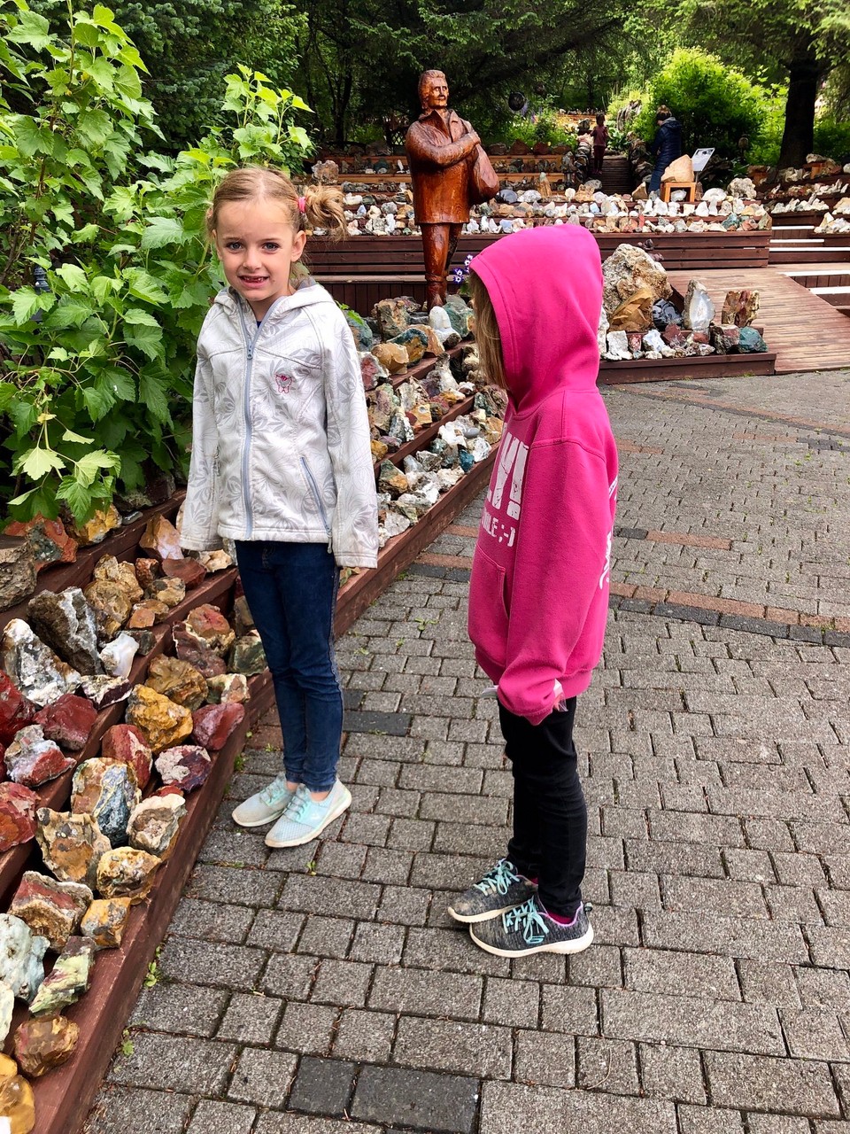 Island - Stöðvarfjörður - Da hinten ist eine Petra Statue im Hintergrund, wie sie mit ihrer Sammeltasche einen Stein nach Hause trägt... So nett... Wir verabschieden uns nun hier -nach gut einer Stunde Aufenthalt- und weiter geht es an der Ostküste entlang...