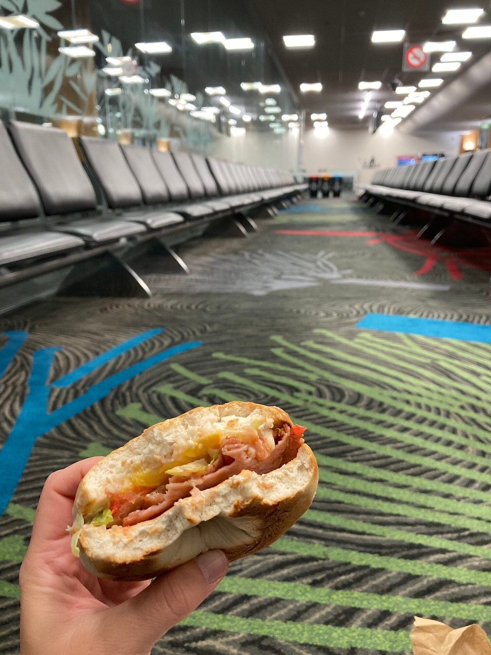 Neuseeland - Auckland - Frühstück mit noch leeren Stühlen - will wohl niemand nach Fidschi?! 🤪😂