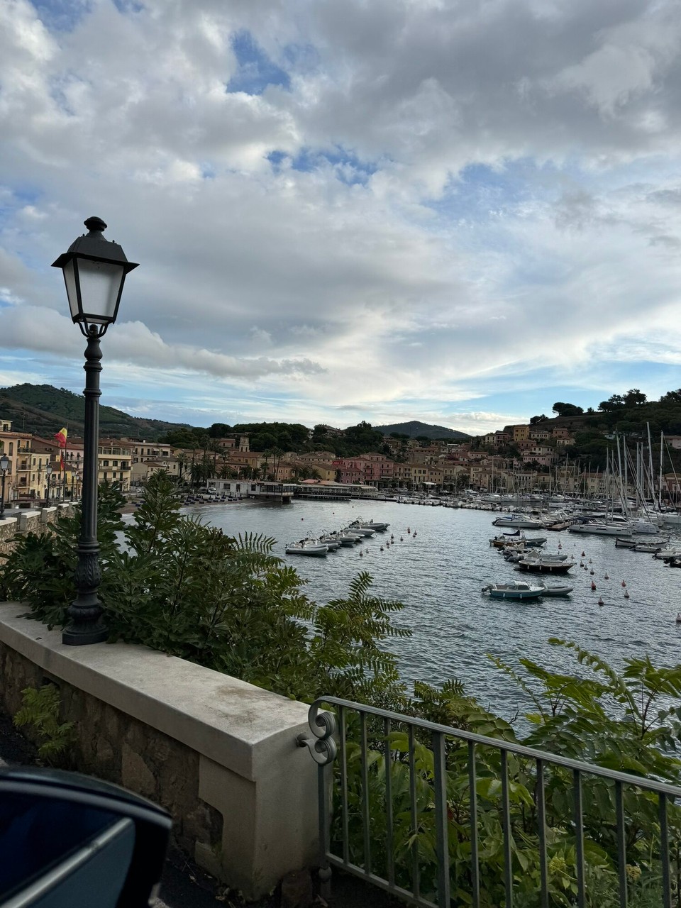Italien - Capoliveri - Jeder Tag, wenn wir zum Tauchen fahren, kommen wir an der malerischen Bucht von Porto Azzurro vorbei
