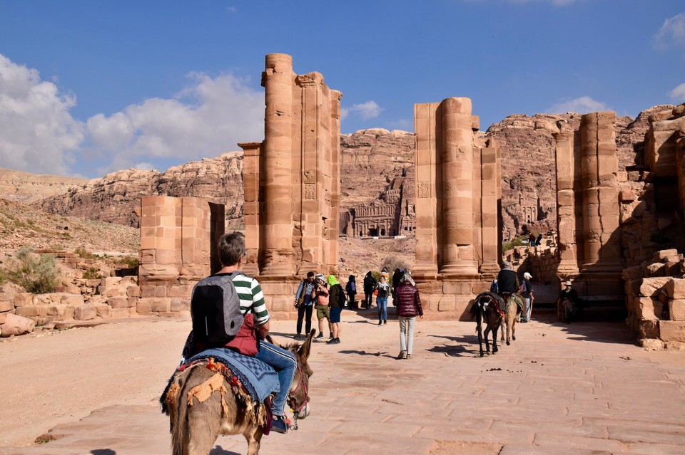 Jordanien - Wadi Musa - Der große Tempel mit der Säulenstrasse